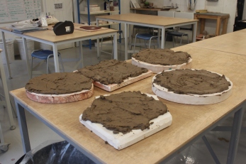 Using plaster bats to remove moisture from clay